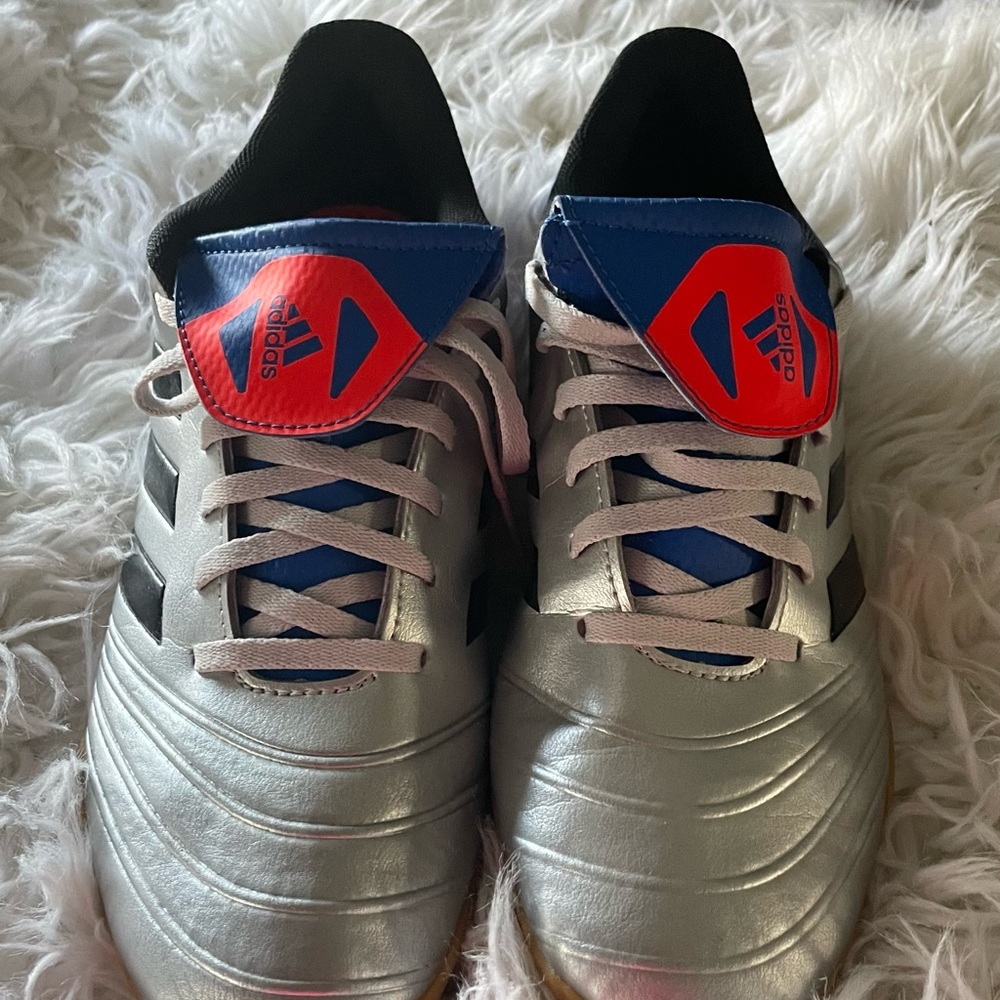Adidas sneaker size 8.